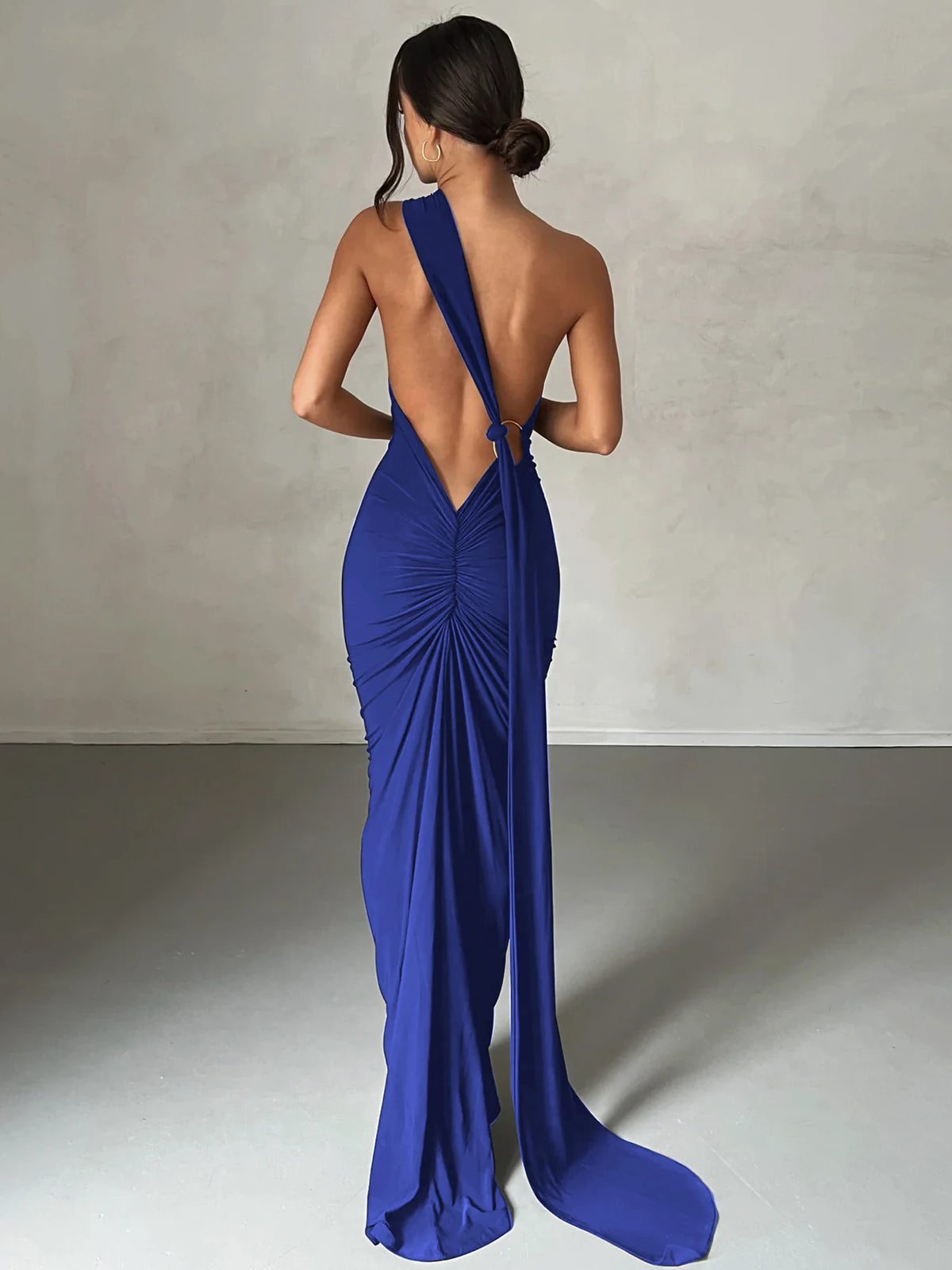 Vestido largo asimétrico con espalda abierta