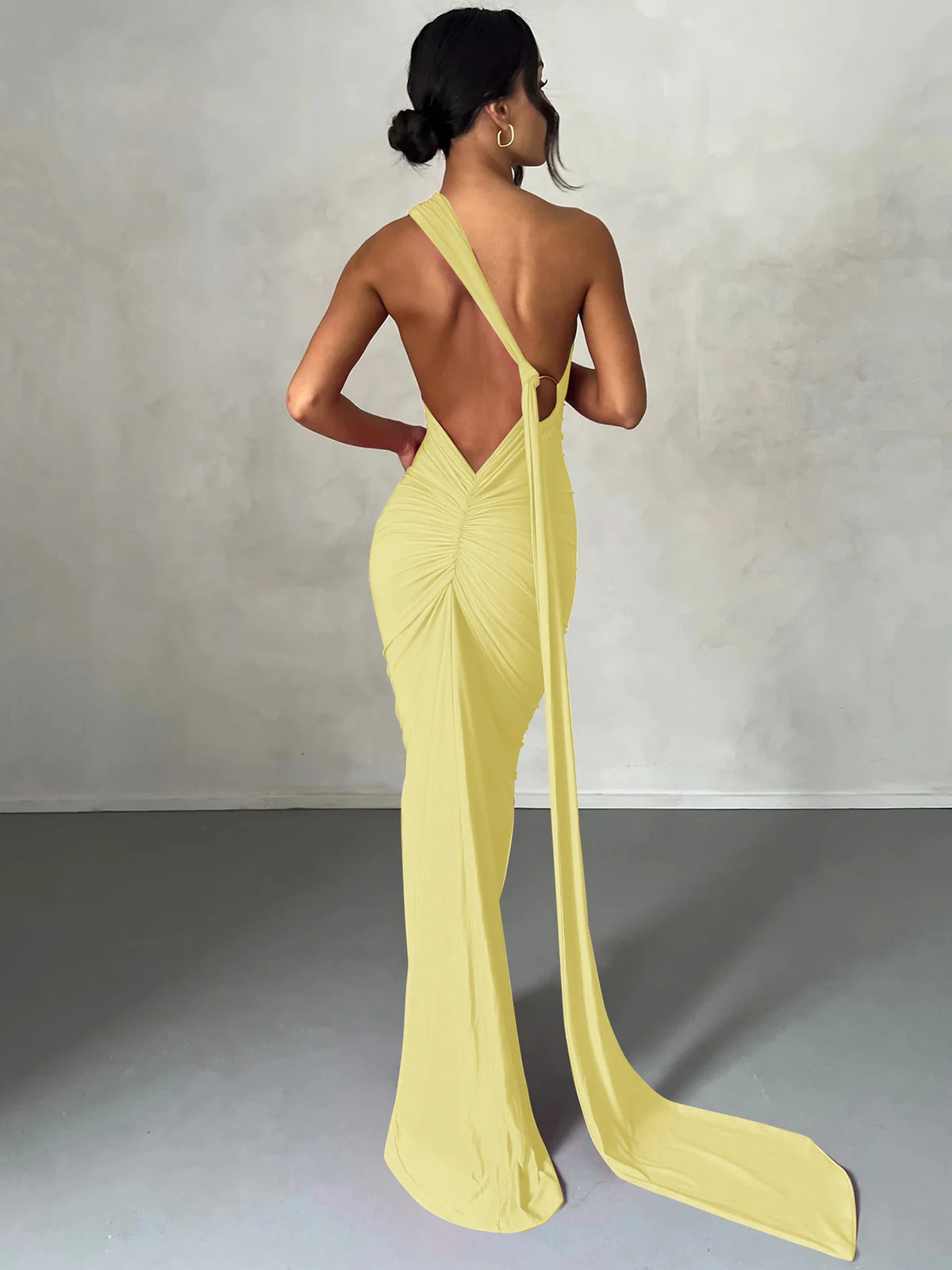 Vestido largo asimétrico con espalda abierta