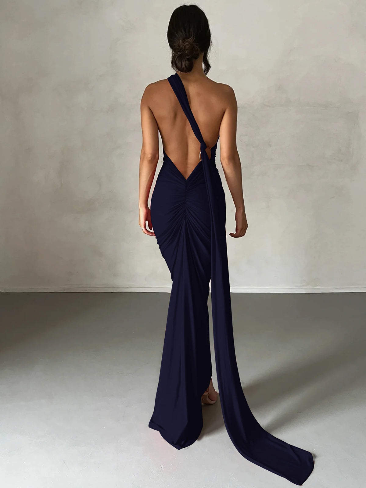 Vestido largo asimétrico con espalda abierta