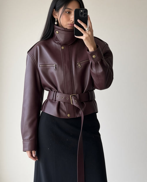 Chaqueta corta con cintura ajustable